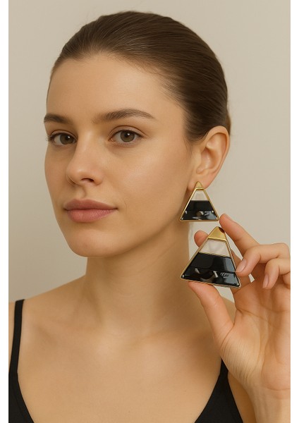 Üçgen Taş Detaylı Küpe – Gold Çerçeveli Siyah & Sedef Modern Geometrik Kadın Küpe