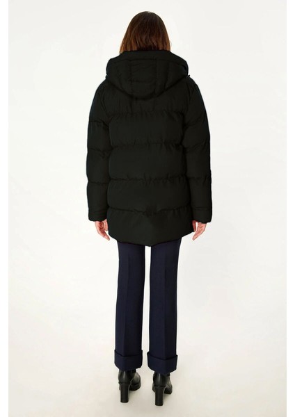 İçi Astarlı Su ve Rüzgar Geçirmez Cepli Kapüşonlu Kadın Mont