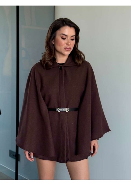 Kahverengi Zarafetiyle Yakalı Kemerli Panço – Şıklığını Bir Adım Öne Taşı