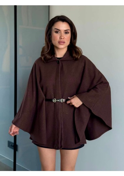 Kahverengi Zarafetiyle Yakalı Kemerli Panço – Şıklığını Bir Adım Öne Taşı fiyatları