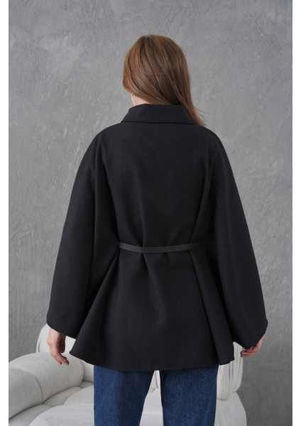 Kadın Siyah Kemerli Kaşe Panço – Oversize Modern Şıklık ve Rahat Yeni Sezon Dış Giyim