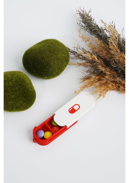 3 Bölmeli Anahtarlıklı Hap Kutusu – Kompakt, Taşınabilir Hap Saklama Kabı Pembe