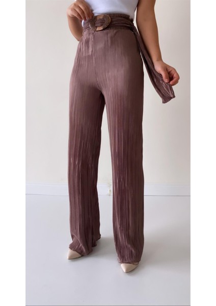 Piliseli Kemerli Şık Dökümlü Pantolon Vizon