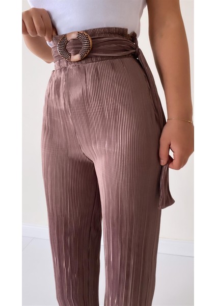 Piliseli Kemerli Şık Dökümlü Pantolon Vizon fiyatları