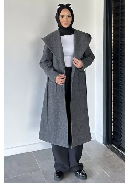 Bel Kuşaklı Iç Astarlı Kapüşonlu Tesettür Kaban P-00019495