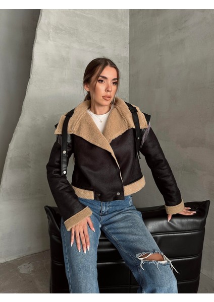 Peluşlu Zincir Detaylı Deri Mont Camel