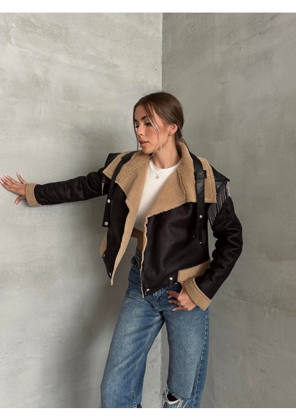 Peluşlu Zincir Detaylı Deri Mont Camel