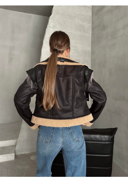 Peluşlu Zincir Detaylı Deri Mont Camel