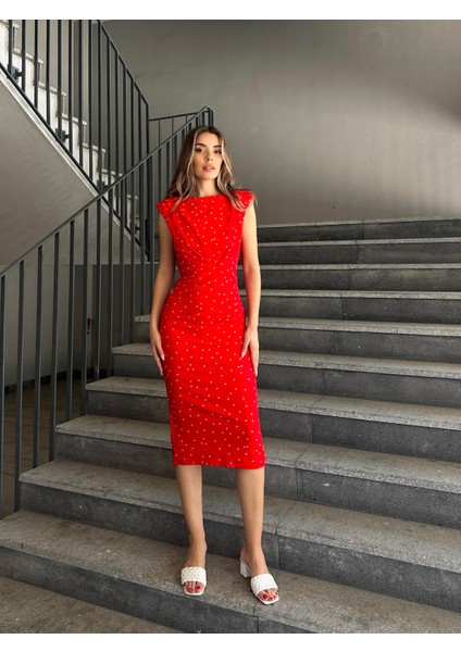 Puantiyeli Drapeli Vatkalı Elbise Kırmızı fırsatları