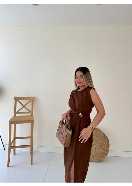 Broş Detaylı Yırtmaçlı Midi Şık Elbise Kahverengi