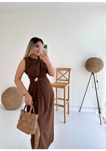 Broş Detaylı Yırtmaçlı Midi Şık Elbise Kahverengi fiyatları