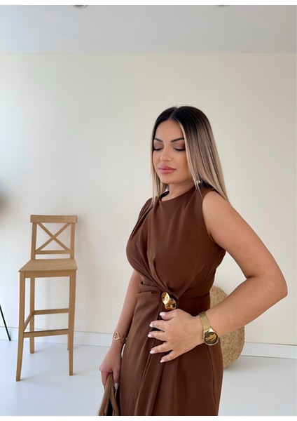 Broş Detaylı Yırtmaçlı Midi Şık Elbise Kahverengi fırsatları