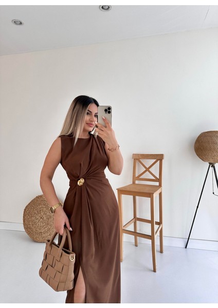Broş Detaylı Yırtmaçlı Midi Şık Elbise Kahverengi