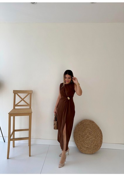 Broş Detaylı Yırtmaçlı Midi Şık Elbise Kahverengi