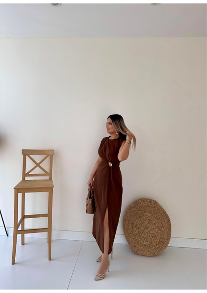 Broş Detaylı Yırtmaçlı Midi Şık Elbise Kahverengi