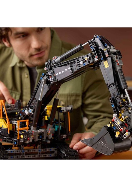 42215 LEGO Technic Volvo EC500 Hybrid Ekskavatör 2359 Parça +18 Yaş
