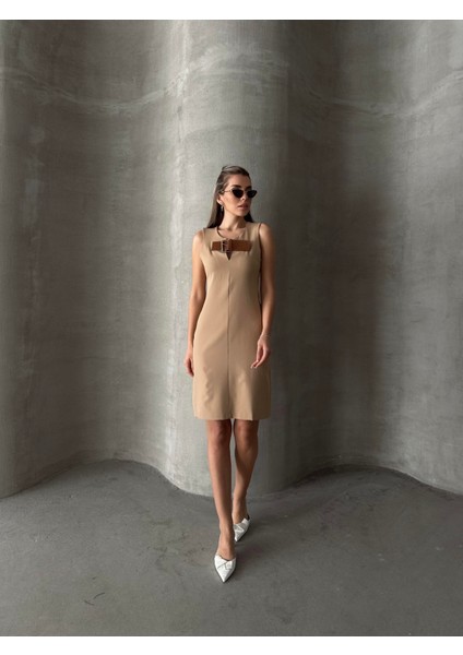 Göğsü Kemerli Klasik Elbise Camel