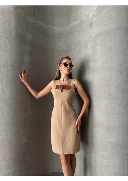 Göğsü Kemerli Klasik Elbise Camel modelleri