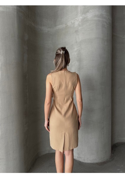 Göğsü Kemerli Klasik Elbise Camel