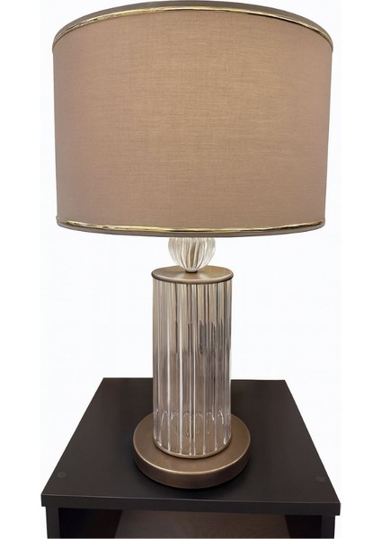 Endüstriyel Şıklık: Metal Çerçeveli, Cam Elemanlı Masa Üstü Abajur