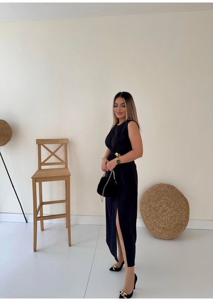 Broş Detaylı Yırtmaçlı Midi Şık Elbise Siyah