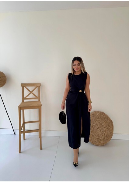 Broş Detaylı Yırtmaçlı Midi Şık Elbise Siyah