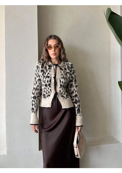 Önü Bağcıklı Leopar Hırka Bej fırsatları