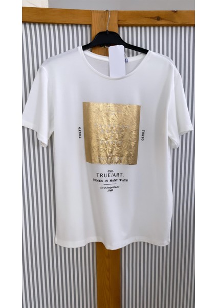 Varak Baskılı Tokyo Tişört Ekru Gold modelleri