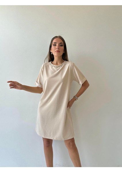 Yakası Taş Inci Işlemeli Düz Elbise Taş