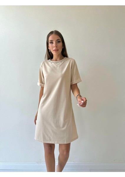 Yakası Taş Inci Işlemeli Düz Elbise Taş