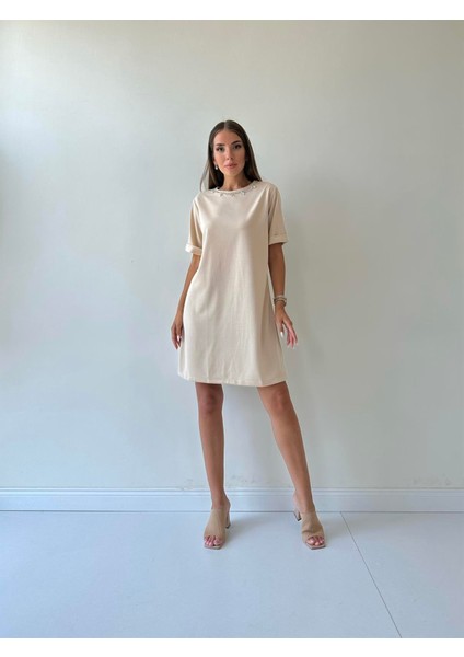 Yakası Taş Inci Işlemeli Düz Elbise Taş