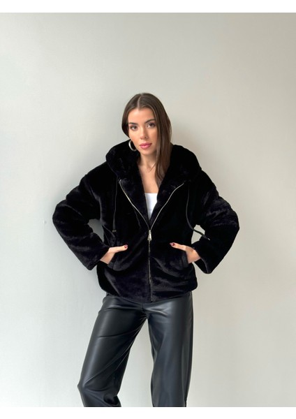 Etek Ucu Lastikli Kapüşonlu Peluş Mont Siyah
