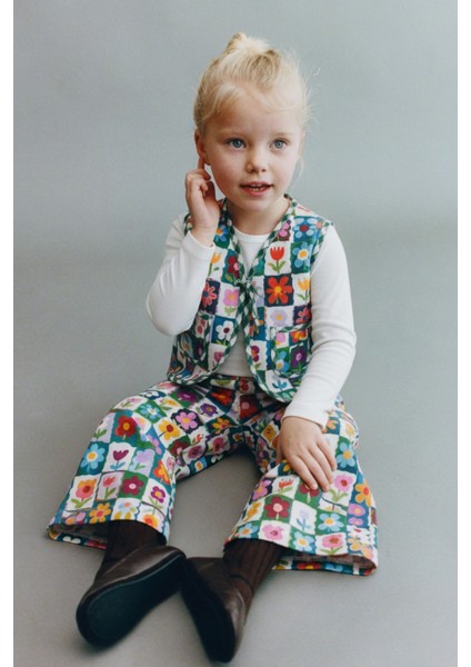 Kız Çocuk Pamuklu Renkli Çiçek Desenli Yelek & Pantolon Takımı – Modern Şık Tasarım