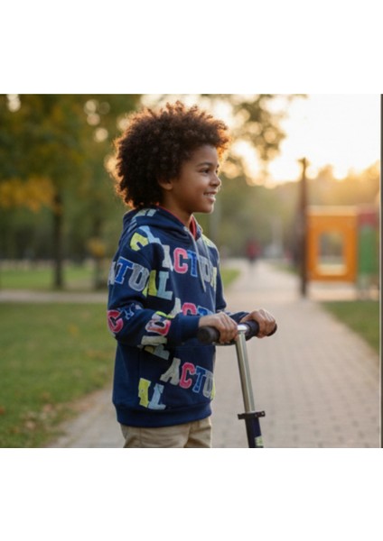 Erkek Çocuk Lacivert Baskılı Kapüşonlu Sweatshirt – Rahat Kalıp, Uzun Kollu, Dokuma Kumaş