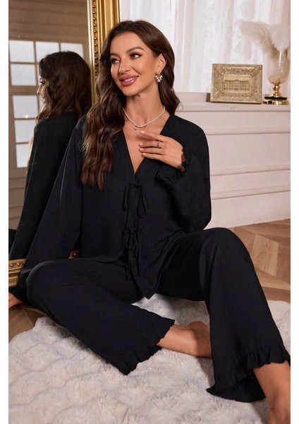 Kadın Siyah Önden Bağlamalı Kolu ve Paçası Fırfır Detaylı Uzun Kollu Pijama Takımı fırsatları