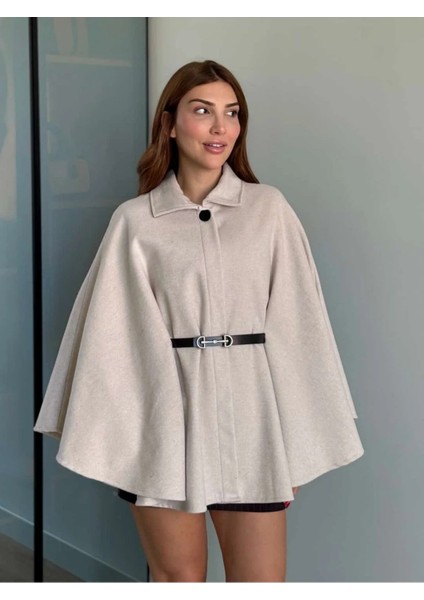 Prilika Bej Kadın Yakalı Orta Boy Kemerli Kaşe Panço – 2025 Şık Yeni Sezon
