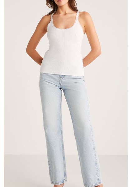 Kadın Beyaz Normal Kalıp Dantel Detalı Ince Askılı Oyuk Yaka Atlet fiyatları