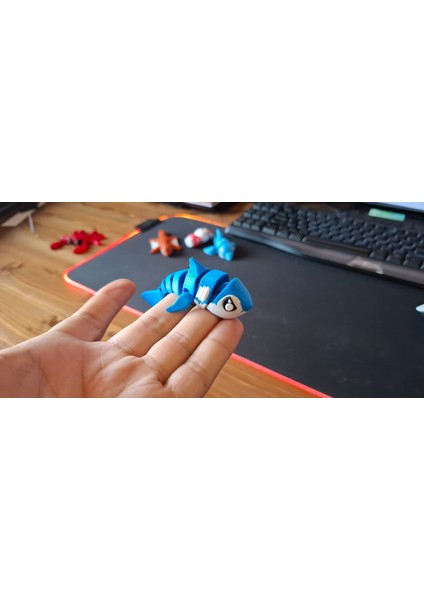 3D Baskı Eklemli Köpek Balığı – Hareketli Masaüstü Oyuncak ve Dekoratif Figür (8 Cm)