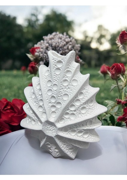 Beyaz Mercan Form Dekoratif Vazo – 24 cm