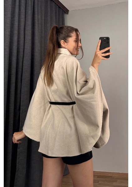 Bej Prilika Kadın Rahat Araboy Kemerli Şık Kaşe Panço – 2025 Yeni Sezon fiyatları