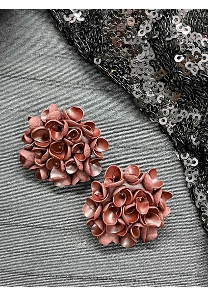 El Yapımı Karamel Çiçek Küpe – Polimer Kil, Hafif & Alerji Yapmaz