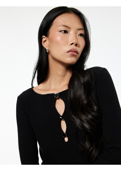 Uzun Kollu Yuvarlak Yaka Aksesuarlı Pencere Detaylı Triko Kazak fiyatları