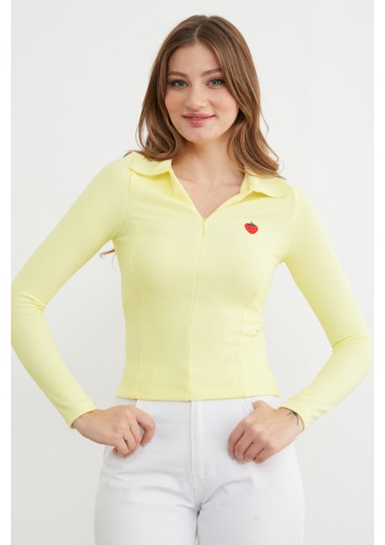 Çilek Nakışlı Polo Yaka Yarım Fermuarlı Bluz
