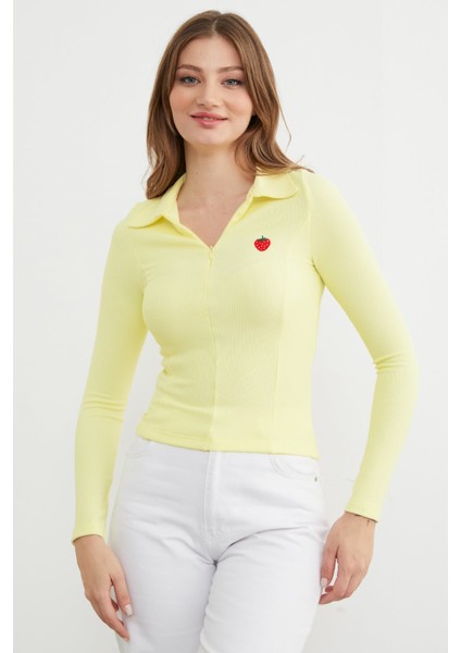 Çilek Nakışlı Polo Yaka Yarım Fermuarlı Bluz fiyatları