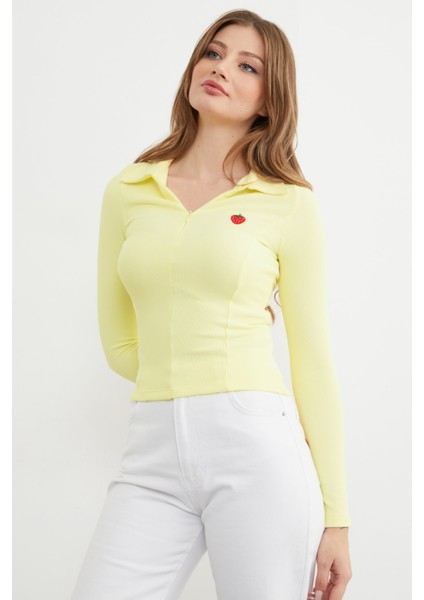Çilek Nakışlı Polo Yaka Yarım Fermuarlı Bluz fırsatları