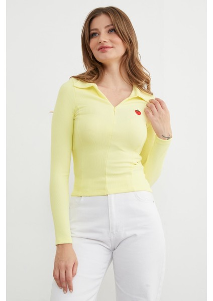 Çilek Nakışlı Polo Yaka Yarım Fermuarlı Bluz indirimleri