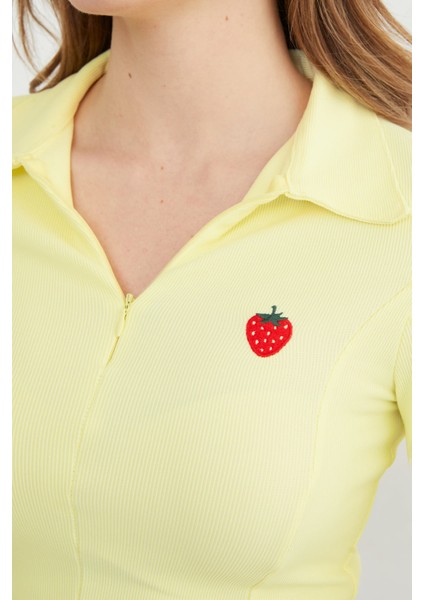 Çilek Nakışlı Polo Yaka Yarım Fermuarlı Bluz