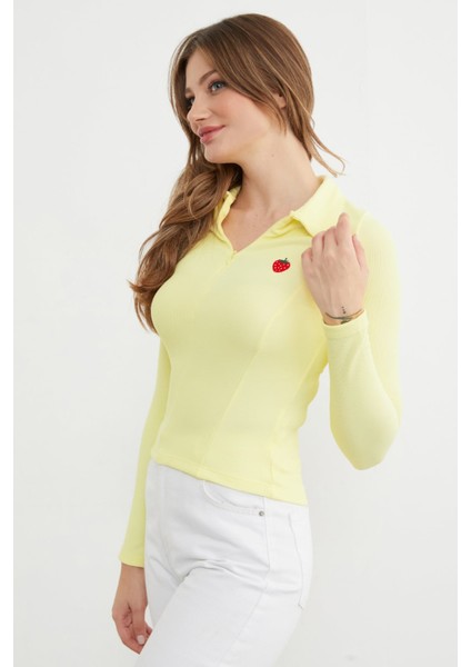 Çilek Nakışlı Polo Yaka Yarım Fermuarlı Bluz