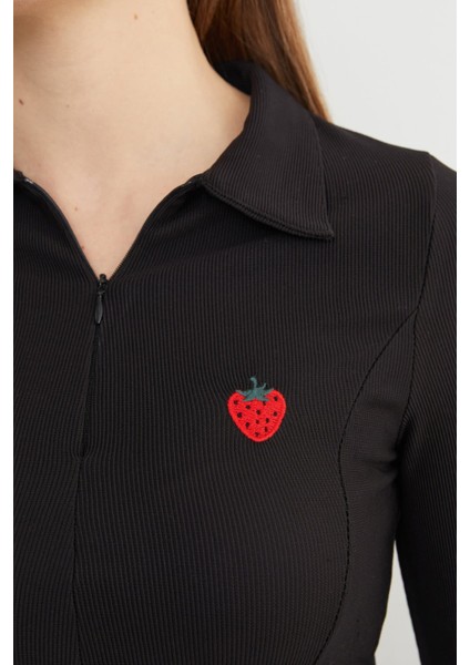 Çilek Nakışlı Polo Yaka Yarım Fermuarlı Bluz