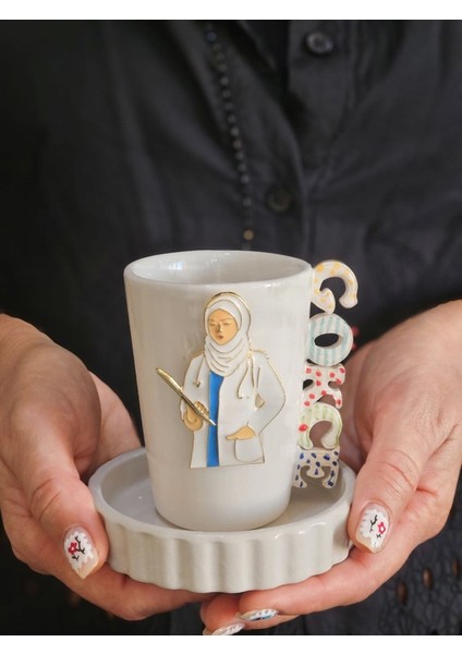 El Yapımı Isimli Tesettürlü Doktor Figürlü Fincan